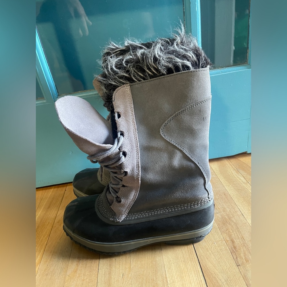 Fresh Gray and Black Winter Boots with Faux Fur